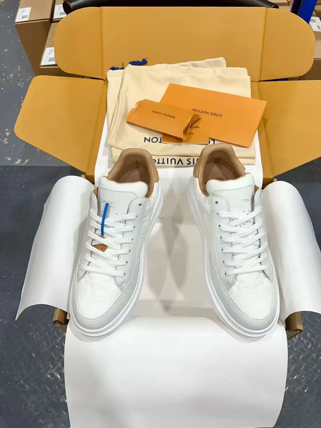 👟👟Ex-factory price 640👟👟 Vuitton Louis Vuitton Beⅴerly Hⅰll men's casual sports shoes white shoes —————————— Good looks and handsome feet, every color is huge and beautiful! A must-have item for fashionistas 🛍 Original custom-made embossed grained calfskin (not superfiber leather on the market, everyone needs to distinguish it!) symmetrical old pattern washed denim; all accessories and accessories are customized according to the original 1:1. Even the color matching of the shoelaces is customized 1:1. Original identical private model TPU outsole. Many clever little designs must have the original version to see that they are well done. The quality lies in the details! The original consistent chip tag can be directly entered into the LV official website 😏 Purchasing agent for ceiling level. Full set of Jingmei aircraft box packaging. Please look for our quality‼ ️ Please pay attention to distinguish the currency materials on the market! Code number: 37-45